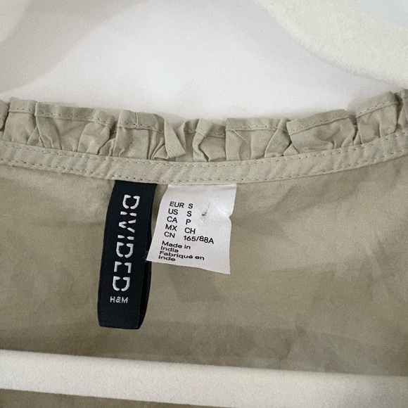 DIVIDED | H&M Green Cropped crochet Blouse, scalloped hem, front ties, Small - Picture 3 of 7